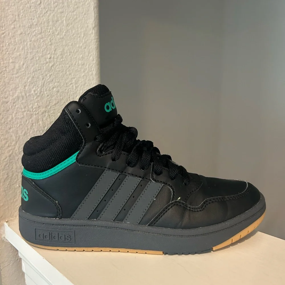 Adidas kids Hoops Mid 3.0 GZ9648 Black Green Gum Bottom Youth Size 4Y - Picture 2 of 9